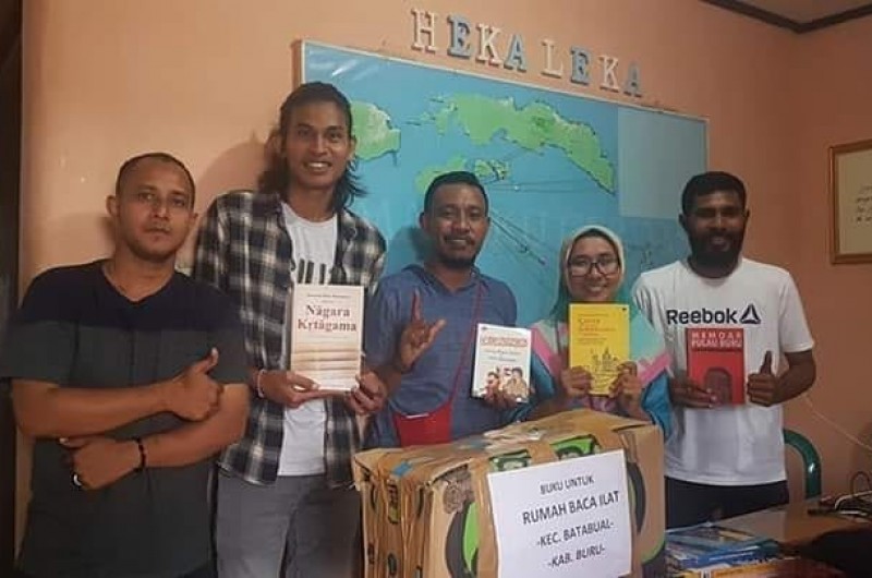 Berbagi cerita tentang keadaan sekolah, masyarakat, serta budaya baca di Desa Ilath, Kecamatan Batabual, Kabupaten Buru bersama Iksan Rumaru dan teman-teman