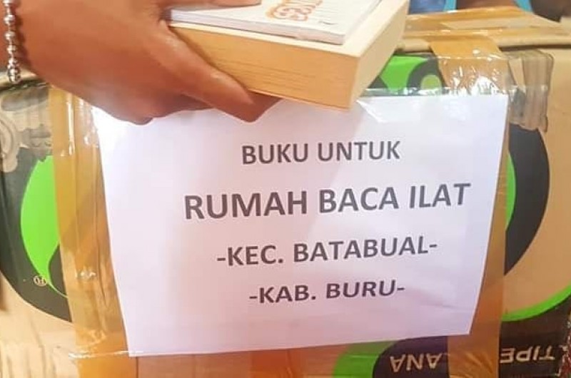 Berbagi cerita tentang keadaan sekolah, masyarakat, serta budaya baca di Desa Ilath, Kecamatan Batabual, Kabupaten Buru bersama Iksan Rumaru dan teman-teman